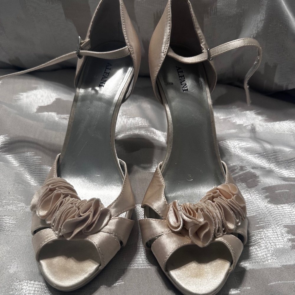 Women’s Alfani Cream/Ivory Dress Heel